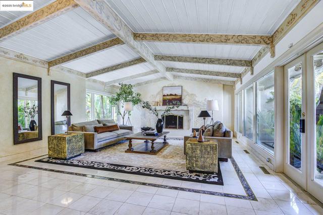 4146 Canyon Rd, Lafayette CA: https://media.crmls.org/mediaz/acfcb93e-359a-4a53-8cb5-0b79f68aa148.jpg
