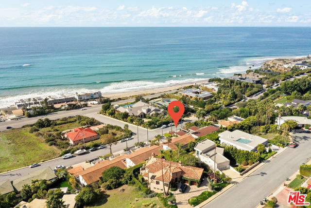 11813 Ellice Street, Malibu CA: https://media.crmls.org/mediaz/acfce2b9-6be7-476f-b92a-0b3db1d8174f.jpg