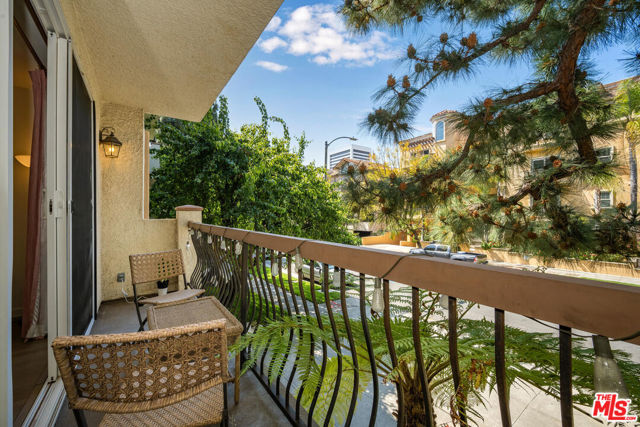 1520 Camden Avenue, Los Angeles CA: https://media.crmls.org/mediaz/acfd07fa-808b-46bb-8900-515b5cf63fa7.jpg