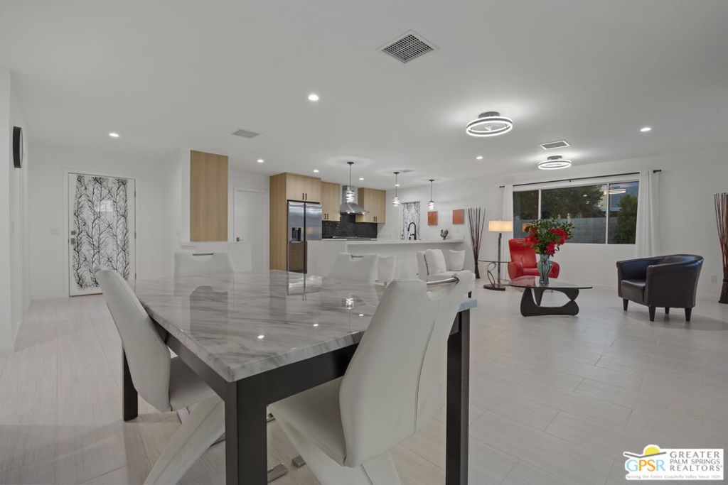 https://media.crmls.org/mediaz/acfd57d8-ef7e-4008-8ac2-25ff79145571.jpg?preset=X-Large