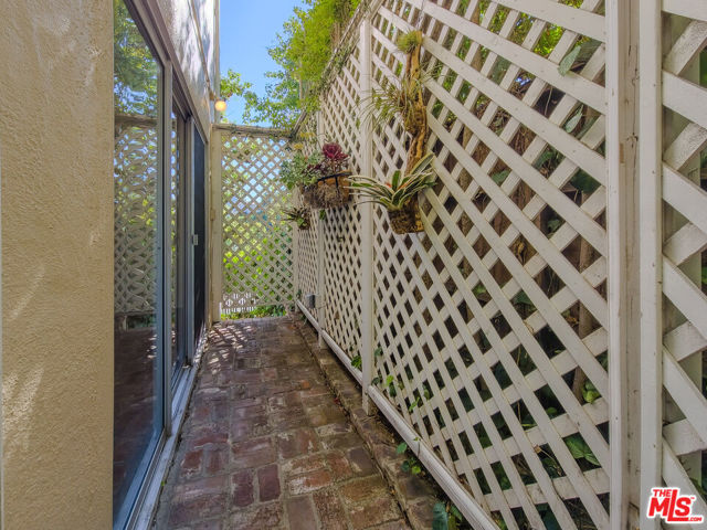 8967 St Ives Drive, Los Angeles CA: https://media.crmls.org/mediaz/acfd7333-50a0-4448-9fa2-92236c642e06.jpg