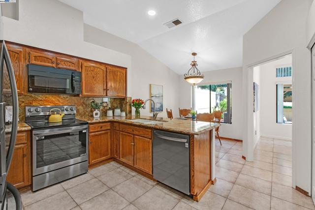 Image 15 of 36 For 7561 Helmsdale Ct