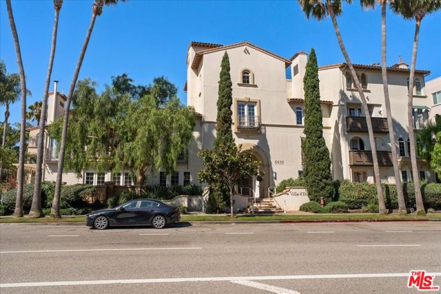 5935 Playa Vista Drive, Playa Vista CA: https://media.crmls.org/mediaz/acfeeb4a-748d-4a76-8e72-42d3617f72c0.jpg