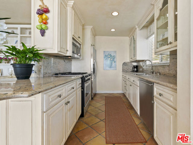 22626 Pacific Coast Highway, Malibu CA: https://media.crmls.org/mediaz/acff70a0-03df-41f7-8765-5180c3bbe929.jpg