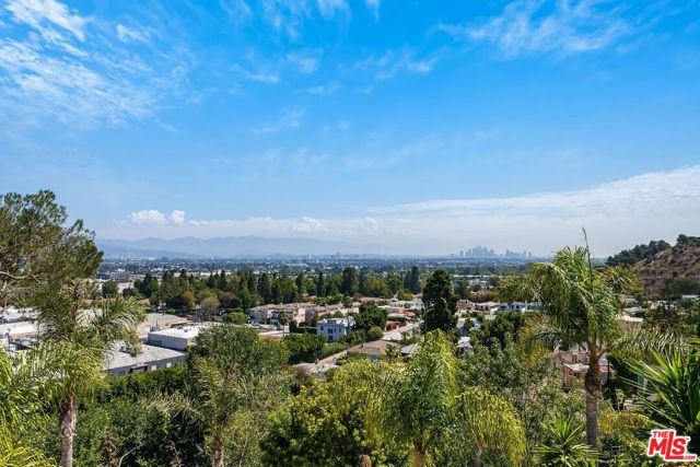 5961 Wrightcrest Drive, Culver City CA: https://media.crmls.org/mediaz/ad03c0fb-2a04-4397-afeb-e17fdc9171a0.jpg