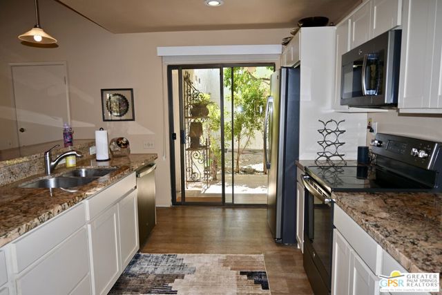 2117 Sunshine Way, Palm Springs CA: https://media.crmls.org/mediaz/ad04686f-1869-462d-98c9-6c0304ba2236.jpg