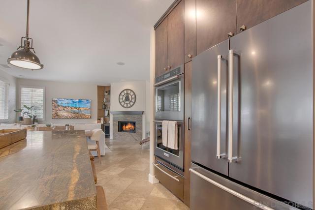 2537 Carriagedale Row, La Jolla CA: https://media.crmls.org/mediaz/ad0482ba-8974-40ea-8250-3982f6a36bdd.jpg