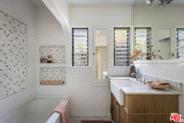 6105 Mount Angelus Drive, Los Angeles CA: https://media.crmls.org/mediaz/ad04ea39-94e8-413e-8e2d-6f646ff324f2.jpg