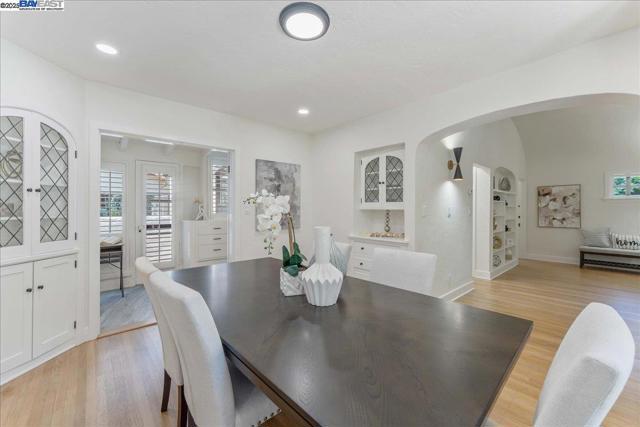405 Kingsley Ave, Palo Alto CA: https://media.crmls.org/mediaz/ad05f61f-20c9-492c-9601-509984676a5c.jpg