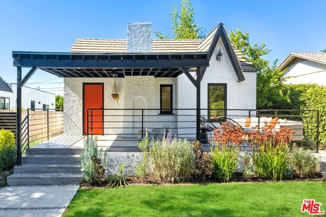 1491 Oak Grove Drive, Los Angeles CA: https://media.crmls.org/mediaz/ad067fe4-0398-4ec4-96af-9c09822d5f88.jpg