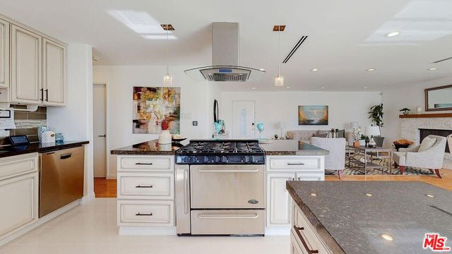 8212 Belford Avenue, Los Angeles CA: https://media.crmls.org/mediaz/ad06a4d5-6f92-46d8-8c9f-33f88094bbfa.jpg