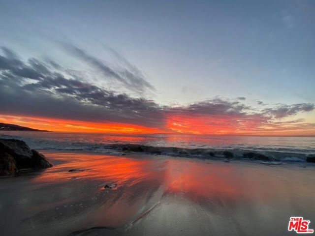 26668 Seagull Way, Malibu CA: https://media.crmls.org/mediaz/ad096e34-fe64-4b0c-92d1-897d00fdf0a0.jpg
