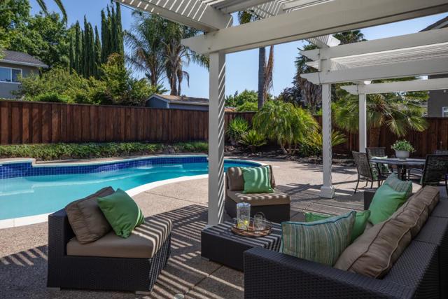 1417 Briarberry Lane, Gilroy CA: https://media.crmls.org/mediaz/ad098c9b-c30d-4944-81f1-bfc328c571cc.jpg