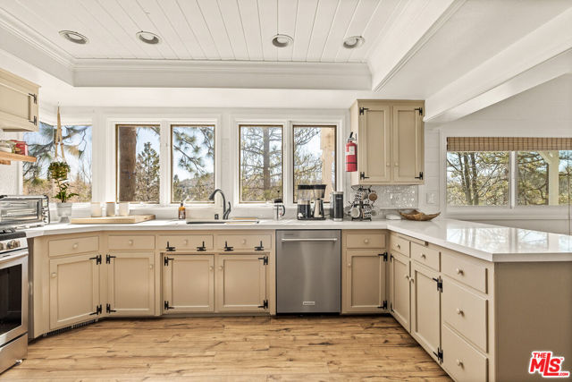 28277 Arbon Lane, Lake Arrowhead CA: https://media.crmls.org/mediaz/ad0a86ee-c84d-4c1f-8cba-93374bf999fb.jpg