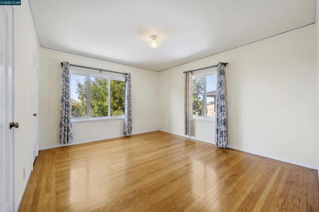 10536 Sheldon St, Oakland CA: https://media.crmls.org/mediaz/ad0ac347-db92-46f0-b913-c3bd73561f1c.jpg