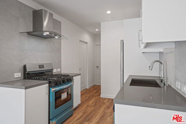 1166 S Cochran Avenue, Los Angeles CA: https://media.crmls.org/mediaz/ad0bb403-97fa-4433-ba1e-f05f4961b3f0.jpg