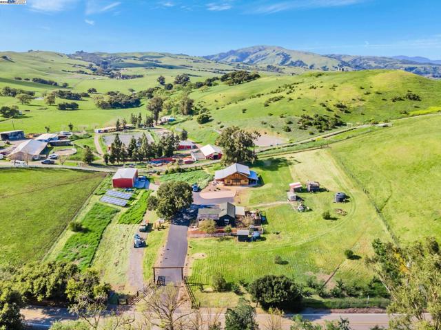 5135 Andrade Rd, Sunol CA: https://media.crmls.org/mediaz/ad0c38ab-c33b-4dcb-a55e-ea73b2fadb94.jpg