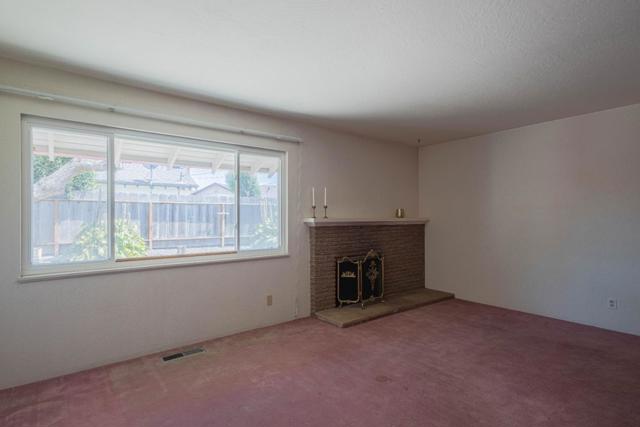 170 Del Mar Drive, Salinas CA: https://media.crmls.org/mediaz/ad0c8d00-048e-4065-bd15-d0591dba0415.jpg