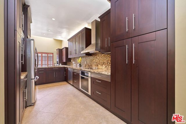 13078 Mindanao Way, Marina del Rey CA: https://media.crmls.org/mediaz/ad0ca4a3-d15c-482e-af28-5f3b8dd8e6fc.jpg