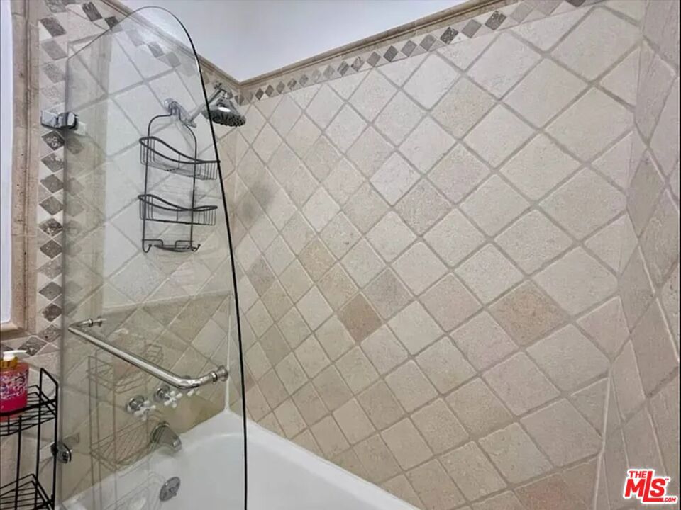 https://media.crmls.org/mediaz/ad0cb367-aca6-4a5f-a27e-28139d086b85.jpg?preset=X-Large