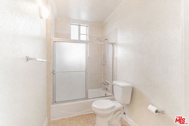 5640 Franklin Avenue, Los Angeles CA: https://media.crmls.org/mediaz/ad0d3296-199e-4da9-b7b4-5902f85d4180.jpg