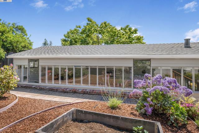 3914 Laguna Ave, Oakland CA: https://media.crmls.org/mediaz/ad0dda4a-2ba0-4a74-92a8-4ec11c944ef0.jpg