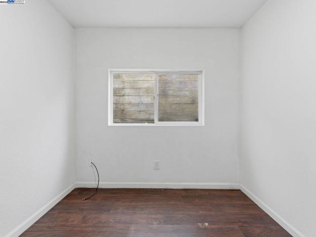 261 S 13th St, Richmond CA: https://media.crmls.org/mediaz/ad0ef107-e905-4ff2-835c-a90870e26117.jpg