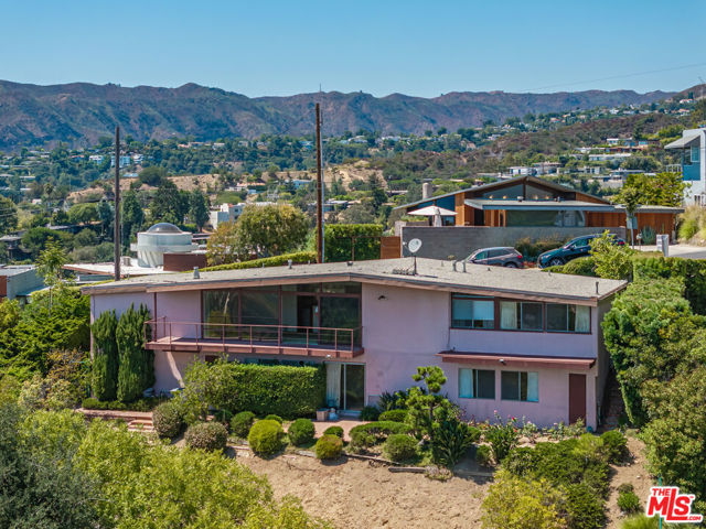 924 Stonehill Lane, Los Angeles CA: https://media.crmls.org/mediaz/ad0fd5a1-5133-49f2-a264-f2ec9bca9105.jpg