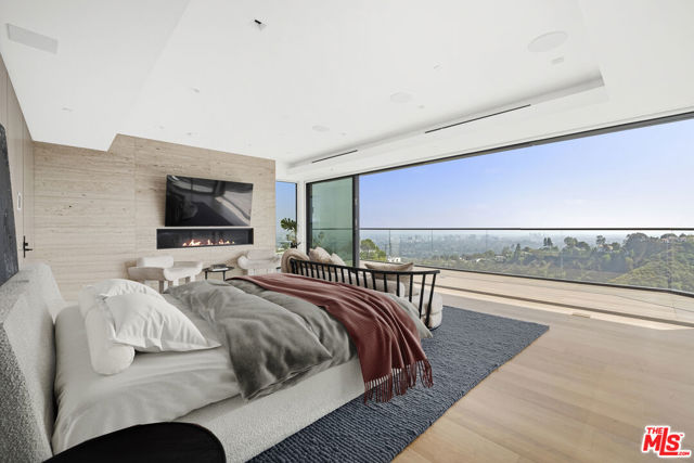 1731 Summitridge Drive, Beverly Hills CA: https://media.crmls.org/mediaz/ad10fcf4-49e6-4df0-8683-f784c303714a.jpg