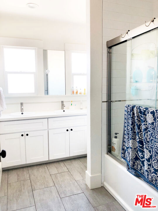 2419 3Rd Avenue, Los Angeles CA: https://media.crmls.org/mediaz/ad1151ef-2008-4107-87b8-0e22de3b88b5.jpg