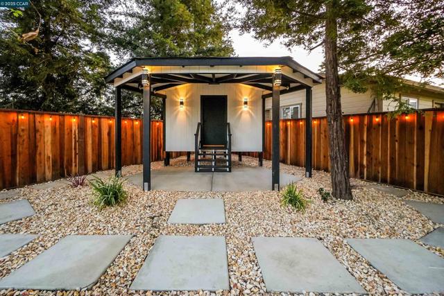 27 Briarwood Ct, Brentwood CA: https://media.crmls.org/mediaz/ad14474b-a70d-4295-ac5c-8d75981fff5a.jpg