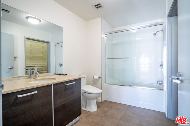 645 W 9th Street, Los Angeles CA: https://media.crmls.org/mediaz/ad14ae3c-455b-47ae-bc5b-948793c924b0.jpg