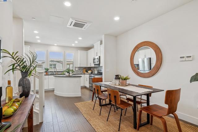 1815 Balsa St, Alameda CA: https://media.crmls.org/mediaz/ad1574ec-54ea-42a8-bead-8d42af1091f2.jpg