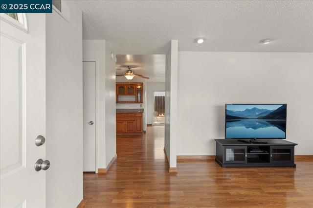 316 Meadows Dr, Vallejo CA: https://media.crmls.org/mediaz/ad159c31-9dc8-4e33-8fb4-735a99ca2798.jpg