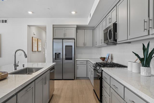 Image 10 of 45 For 44867 Grimmer Blvd  300