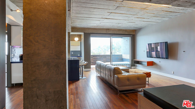 7250 Franklin Avenue, Los Angeles CA: https://media.crmls.org/mediaz/ad16b76a-cbd7-4379-aa18-33190f2763a4.jpg