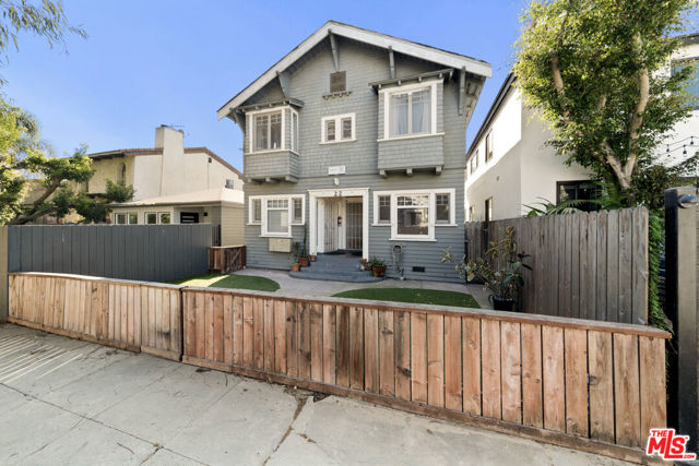 22 20th Avenue, Venice CA: https://media.crmls.org/mediaz/ad16ed8b-f66c-4e2d-868a-298a5dd19178.jpg