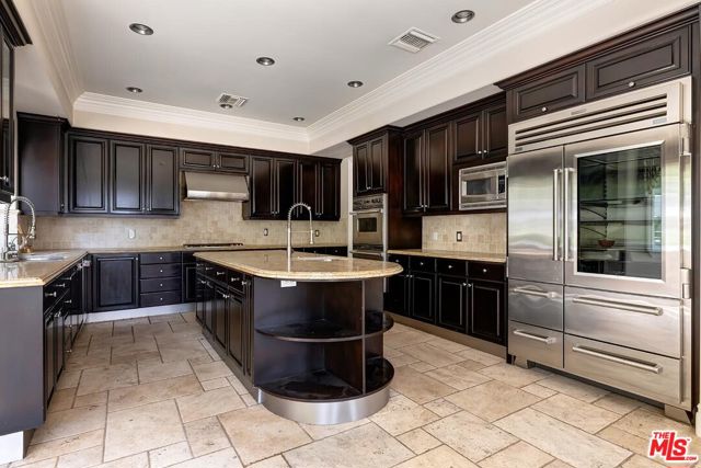 732 Saint Katherine Drive, La Canada Flintridge CA: https://media.crmls.org/mediaz/ad185d29-e269-400a-99d3-2b3bc2776192.jpg
