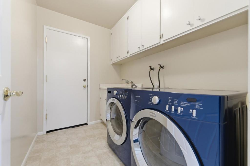 https://media.crmls.org/mediaz/ad1864c2-d2e4-4d24-997c-38682c420b4d.jpg?preset=X-Large