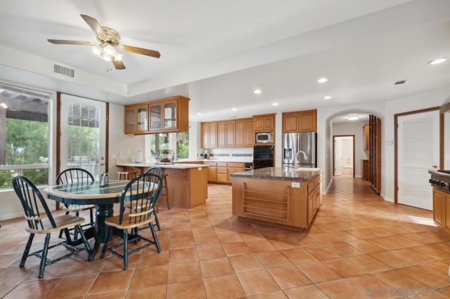 15091 Chemise Creek Rd, Ramona CA: https://media.crmls.org/mediaz/ad18c2c3-2f9c-4376-92d5-c276782d366d.jpg