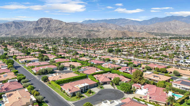 29 El Roble Court, Rancho Mirage CA: https://media.crmls.org/mediaz/ad192fdc-2ebc-4ce1-b227-27b6f311933b.jpg