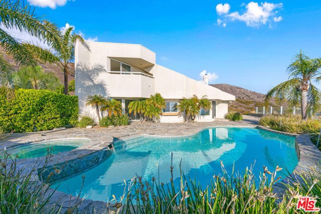 32215 Pacific Coast Highway, Malibu CA: https://media.crmls.org/mediaz/ad1bebc5-34a2-4551-b091-ff087fe9ac0d.jpg