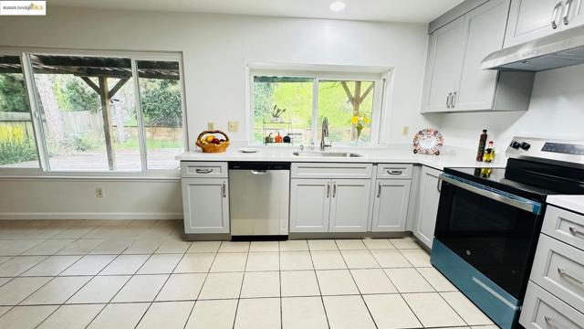 3593 Morningside Dr, Richmond CA: https://media.crmls.org/mediaz/ad1c347a-d6b6-44d6-8507-a880d027f760.jpg