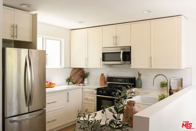12366 Laurel Terrace Drive, Studio City CA: https://media.crmls.org/mediaz/ad1c8615-2b95-42e0-91f3-95ea3cbb224d.jpg