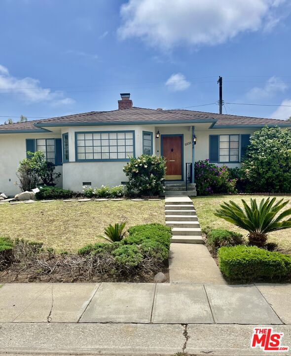 3331 Inglewood Boulevard, Los Angeles CA: https://media.crmls.org/mediaz/ad1e595c-b91c-42d8-9d4b-9912b659f1d4.jpg