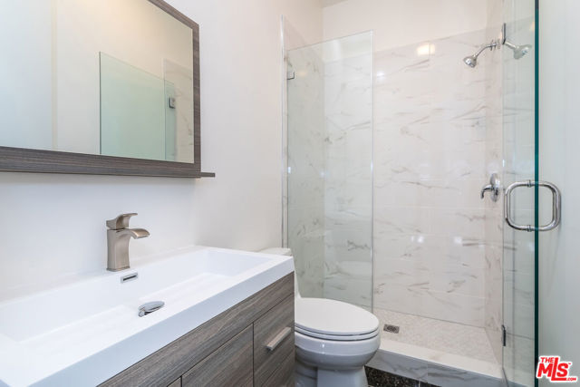 107 N Doheny Drive, Beverly Hills CA: https://media.crmls.org/mediaz/ad1eb94c-bb08-474f-9e53-6bff92f5f8a1.jpg