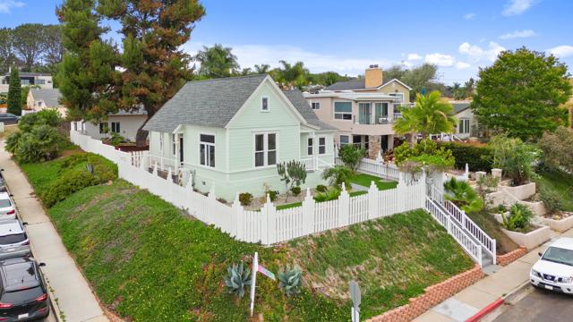 2104 Diamond St, San Diego CA: https://media.crmls.org/mediaz/ad22c22f-2439-4904-b33a-48a660d25dba.jpg