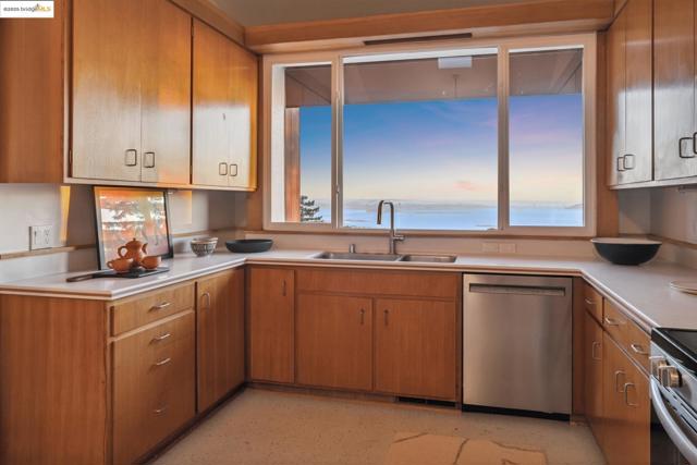 120 Hill Rd, Berkeley CA: https://media.crmls.org/mediaz/ad24cd58-aa25-4325-a823-d96e38a32820.jpg