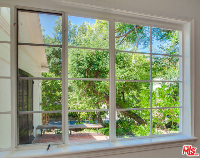 10321 Chrysanthemum Lane, Los Angeles CA: https://media.crmls.org/mediaz/ad25bf3d-a4a1-4217-8b20-c1983d68098f.jpg