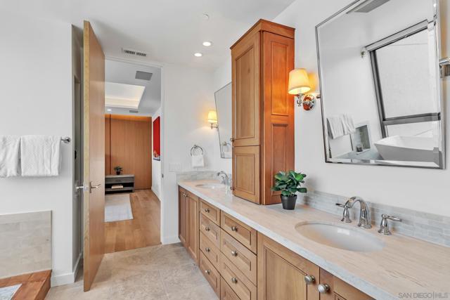 700 Front St, San Diego CA: https://media.crmls.org/mediaz/ad264eec-0aa3-4dfa-92c6-afc963e2dca2.jpg